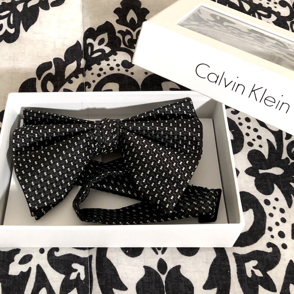 🛑 Calvin Klein Polka Dots Pre-Tied Bow Tie
